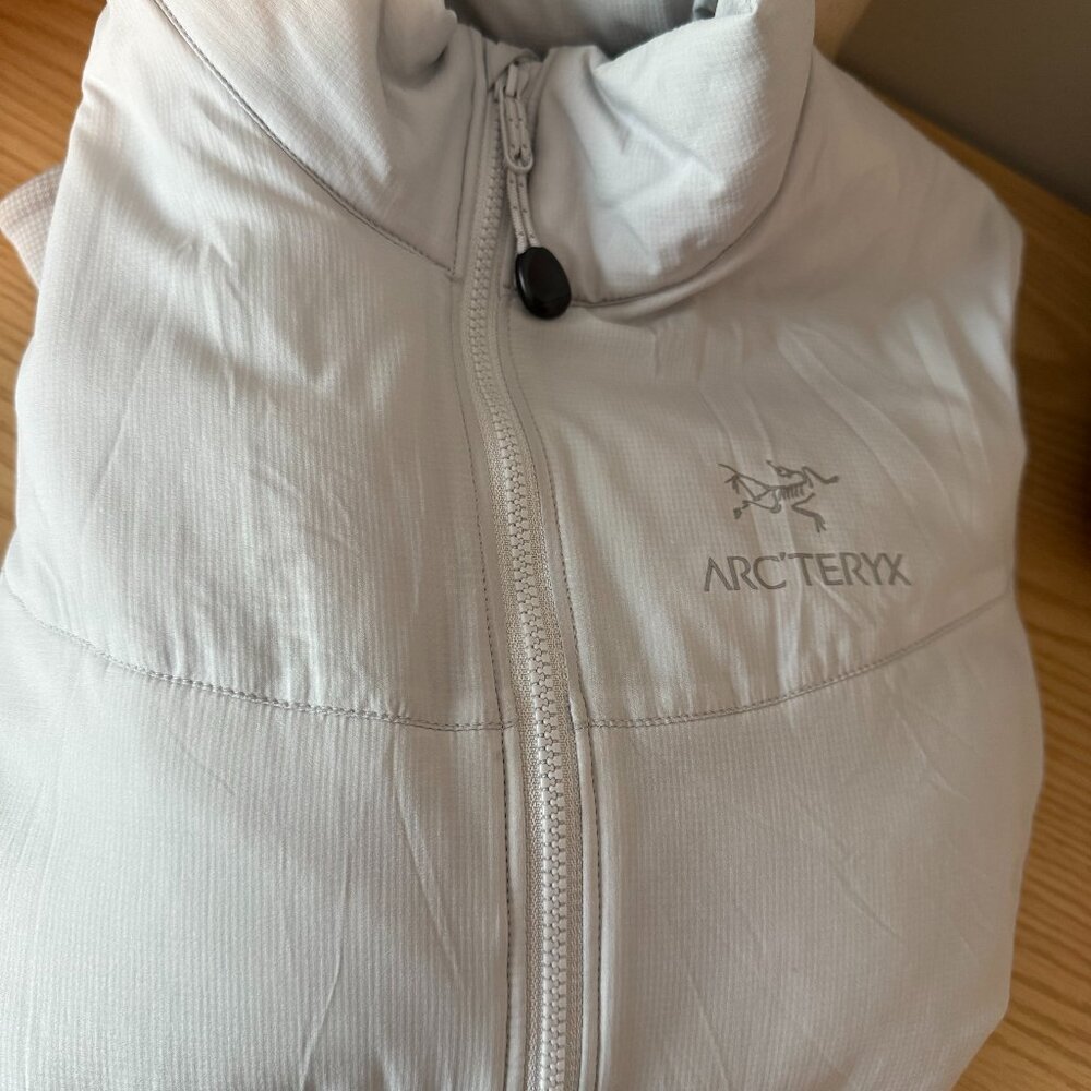 Women's Arc'teryx atom vest in off white/grey color size small W